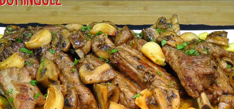 Costillas de cerdo al ajillo con champiñones y patatas, receta fácil, económica y deliciosa, que triunfa en cualquier momento como comida o cena