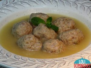 SOPA CON ALBÓNDIGAS DE POLLO, RECETA FÁCIL Y ECONÓMICA. En poco tiempo y con poco trabajo tendremos una sopa con albóndigas que quita todos los males