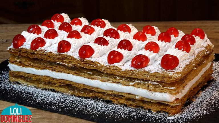 MILHOJAS DE HOJALDRE CON MERENGUE Y CABELLO DE ÁNGEL. El crujiente de las capas del hojaldre y la combinación del merengue esponjoso y dulce junto a la cremosidad y sabor del cabello de ángel hace de esta tarta un placer irresistible