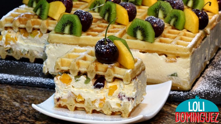 TARTA DE GOFRES CON FRUTA DE TEMPORADA Y SIN HORNO. Una tarta muy original a la vez que deliciosa, sin duda no dejara indiferente a nadie, por su aspecto tan apetecible, por la combinación de sabores y texturas que hace que cada bocado sea un autentico placer.