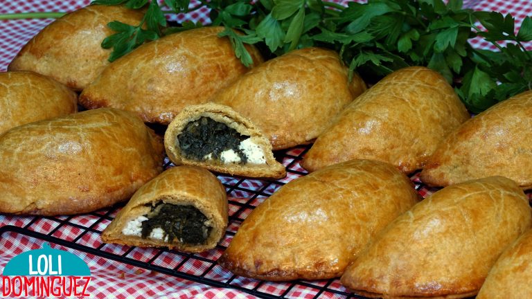 EMPANADAS DE ESPINACAS CON MASA CASERA FÁCIL. Esta receta de masa de empanadas la hacía mi suegra Amparo y son muy típicas en Valencia, yo le aporto a las espinacas mi toque con manzana y queso de cabra que las hace aún más irresistibles, se trata de una masa que queda crujiente por el borde, pero por el centro tierna y ligeramente hojaldrada