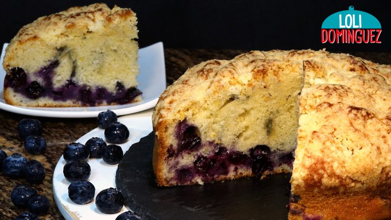BIZCOCHO JUGOSO CON ARÁNDANOS Y CRUMBLE CRUJIENTE. Esta receta además de ser muy fácil de hacer no se tarda mucho tiempo en preparar y te aseguro que el resultado es más que exquisito, queda un bizcocho muy jugoso