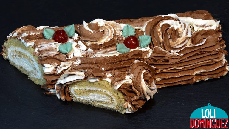 TRONCO DE NAVIDAD FÁCIL, CON UNA DECORACIÓN ORIGINAL Y MUY RÁPIDA. ¡Dejar sitio para el postre porque esta riquísimo! De sabores fáciles de identificar que gustara a grandes y pequeños, un bizcocho esponjoso y muy jugoso, relleno de nata montada esponjosa y dulce y con una cubierta de nata y trufa fácil que lo hace delicioso y totalmente irresistible