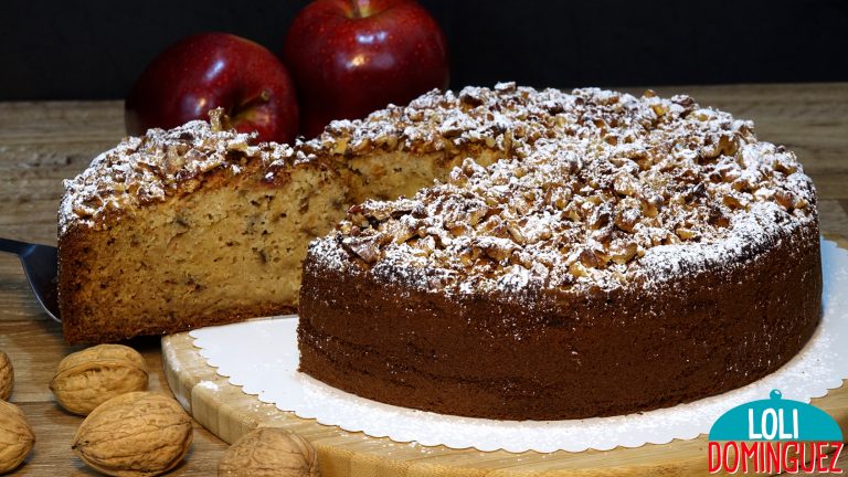 TARTA DE MANZANA Y NUECES. FACIL, TIERNA Y MUY JUGOSA. Esta tarta de verdad que se hace de manera fácil y con un resultado más que delicioso, la manzana da mucha jugosidad y sabor, las nueces también aportan sabor y textura crujiente que mezclado con el bizcocho jugoso resulta una tarta realmente irresistible