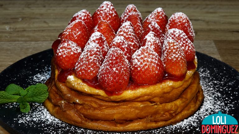 TARTA DE YOGUR CON FRESAS, UNA RECETA FÁCIL Y DELICIOSA QUE TE VA A SORPRENDER. Esta tarta queda con una textura suave, jugosa y tierna que te dará la sensación de que estas comiendo una tarta de queso pero mucho más ligera, el toque de la mermelada y las fresas hace que resulta aún más irresistible