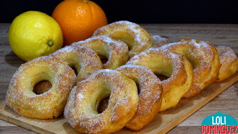 ALMOJÁBANAS, ESPECIAL SEMANA SANTA. Este dulce es muy tradicional en muchas regiones de España, aunque con sus pequeñas diferencias todas ella deliciosas, se trata de unos roscos de masa similar a la masa Choux cocidos en el horno y después bañados en un almíbar