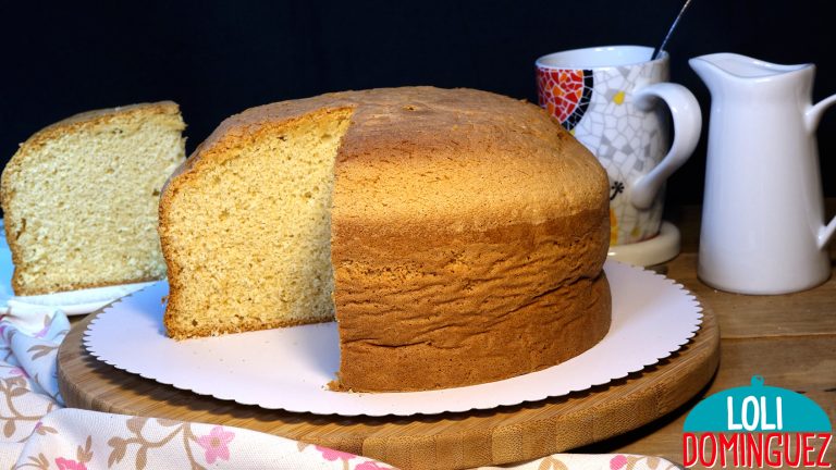 BIZCOCHO DE AGUA ESPECIAL PARA TARTAS, MUY TIERNO Y ESPONJOSO, RECETA FÁCIL. Esta receta es ideal para hacer cualquier tarta pero también queda riquísimo para desayuno o meriendas, no lleva leche ni mantequilla por lo que es estupendo para las personas que tienen intolerancia a la lactosa
