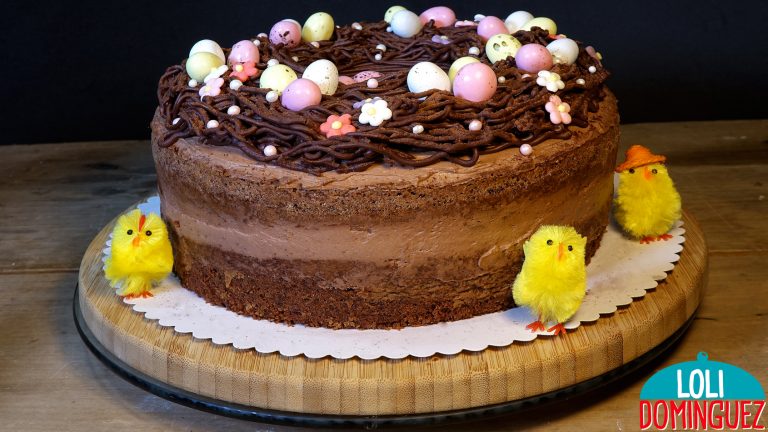 TARTA DE CHOCOLATE ESPECIAL PASCUA. Una tarta que se hace sin complicación, con un bizcocho tierno y esponjoso con sabor intenso a chocolate, una trufa ligera y esponjosa y una ganache que pone el broche de oro a esta deliciosa tarta