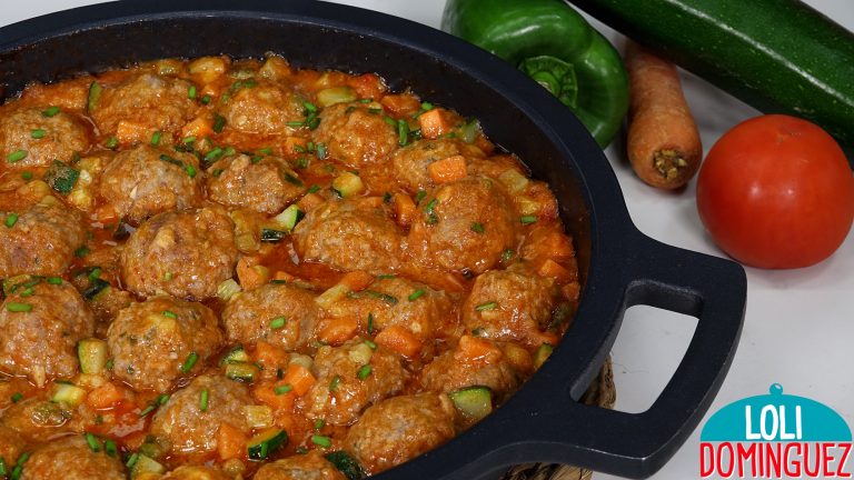ALBÓNDIGAS DE CARNE CON VERDURAS. Una comida saludable, fácil y económica, yo las he hecho con carne de ternera pero sobre decir que se pueden hacer con la carne que más te guste, al igual que las verduras podemos poner las que más gusten a nosotros o a nuestra familia