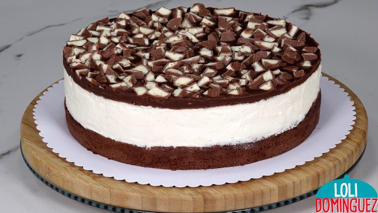 LA FAMOSA TARTA KINDER, TE ENAMORARÁ. Esta tarta además de hacerse super fácil queda deliciosa, un bizcocho muy tierno y jugoso, un relleno muy cremoso y una cubierta crujiente con el sabor inconfundible de chocolate kínder