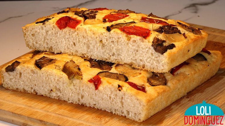 FOCACCIA FÁCIL CON VERDURAS, ¡TIERNA, ESPONJOSA Y RIQUISIMA! Una receta sin complicaciones que se hace de manera fácil, solo necesitamos tiempo para dejar unas cuantas veces que la masa fermente tranquilamente para conseguir una miga tierna y esponjosa y con un sabor ¡insuperable!