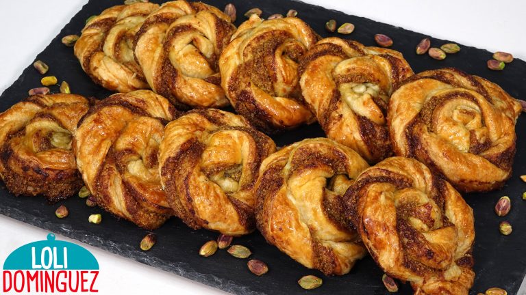 PASTELES DE HOJALDRE Y PISTACHO ESPECIAL NAVIDAD. En este video os enseño a preparar unos deliciosos pasteles fáciles y rápidos para sorprender a vuestros invitados.