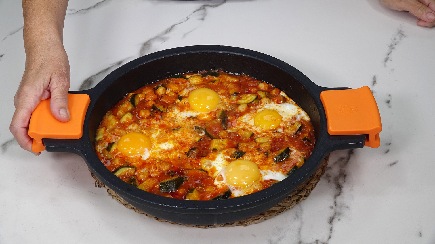 Sartén de huevos con calabacines y garbanzos, saludable y fácil - Loli Domínguez - Foto 9