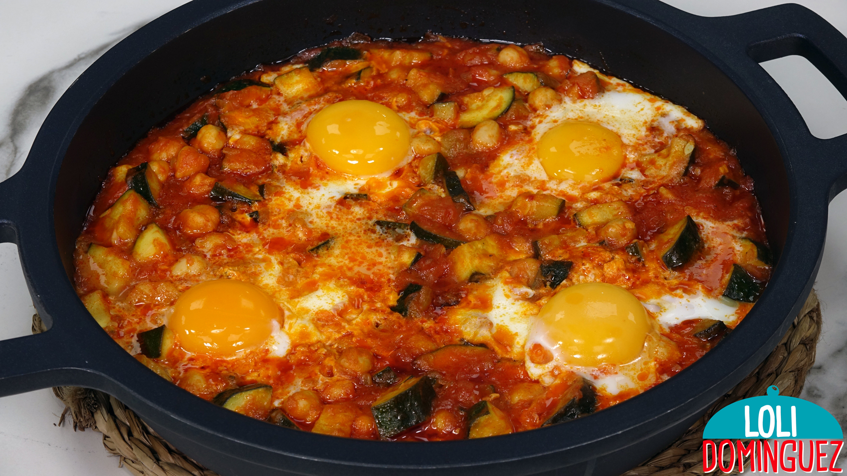Sartén de huevos con calabacines y garbanzos, saludable y fácil