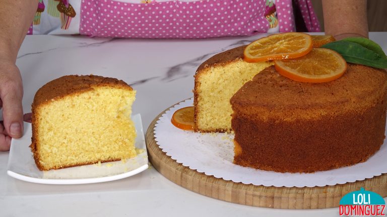 Bizcocho de naranja alto y esponjoso, con un sabor irresistible. Este bizcocho se hace fácilmente y con ingredientes sencillos, para que quede así de alto utilizaremos un molde de 9 centímetros de altura y 20 centímetros de diámetro