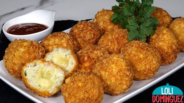 Bolitas de arroz frito y rellenas de queso, receta fácil. Esta receta nos encanta en casa, quedan crujientes por fuera y muy jugosas por dentro y con un sabor delicioso