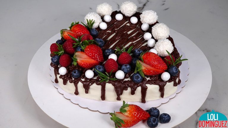 Tarta especial San Valentín 2023. Con un bizcocho jugoso y un relleno que te va a enamorar. Esta tarta es todo un acierto para celebrar el día de los enamorados, pero también para cualquier ocasión que se presente