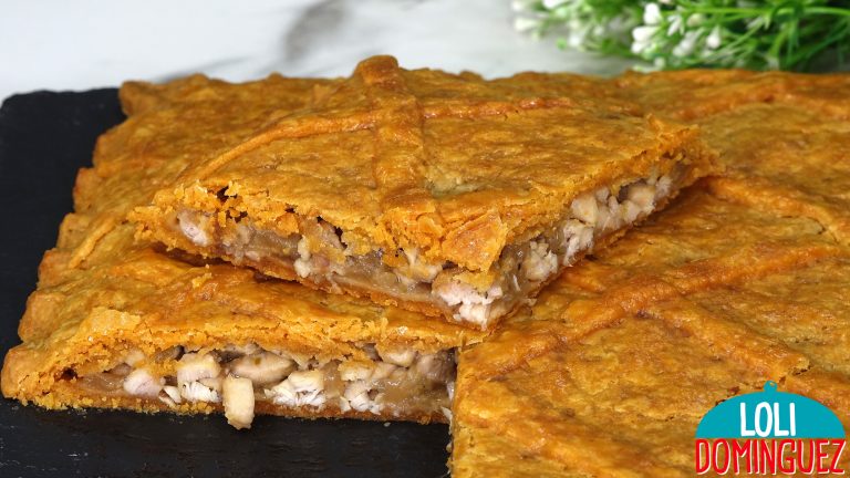 EMPANADA DE POLLO Y CEBOLLA CARAMELIZADA. Con masa casera fácil y rápida de hacer, queda una masa de textura hojaldrada que se deshace en la boca