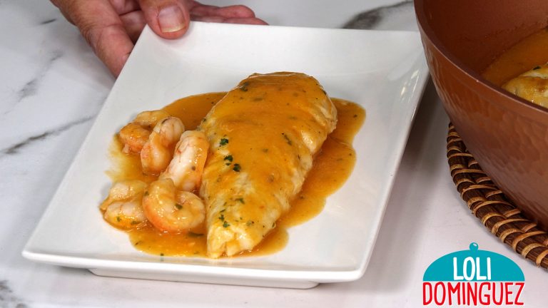 MERLUZA CON GAMBAS A LA MARINERA. Una receta fácil, rápida y económica, pero sobre todo deliciosa, utilizando pescado congelado conseguimos hacer una receta más económica sin perder nada de sabor