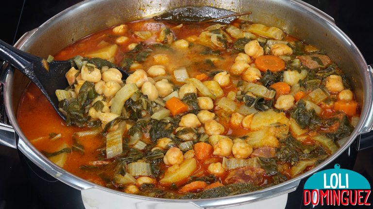 Guiso de garbanzos con acelgas receta de la abuela. Saludable y deliciosa comida de cuchara que tanto apetece en los días fríos de invierno, se hace fácil y rápidamente y queda un guiso riquísimo