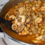 GUISO DE GARBANZOS A LA MARINERA. Saludable y delicioso guiso de garbanzos que combina de maravilla con el sabor de los calamares y las gambas