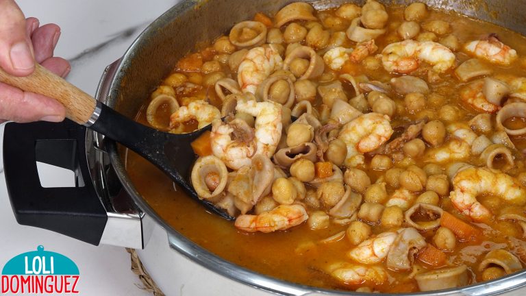 GUISO DE GARBANZOS A LA MARINERA. Saludable y delicioso guiso de garbanzos que combina de maravilla con el sabor de los calamares y las gambas