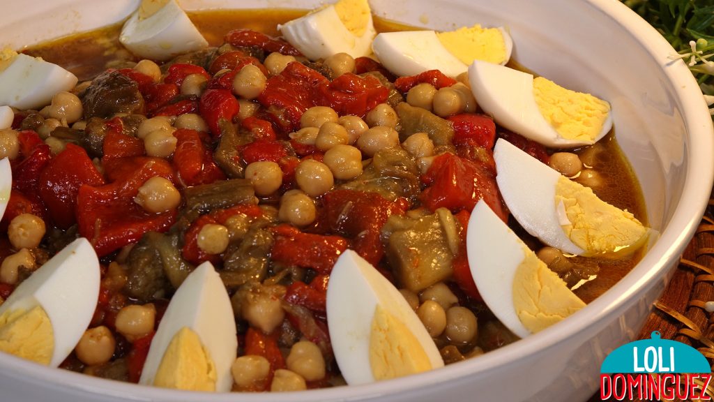 ENSALADA DE GARBANZOS, PIMIENTOS Y BERENJENAS. Saludable y deliciosa ensalada que nos aporta todo lo necesario para obtener una comida completa