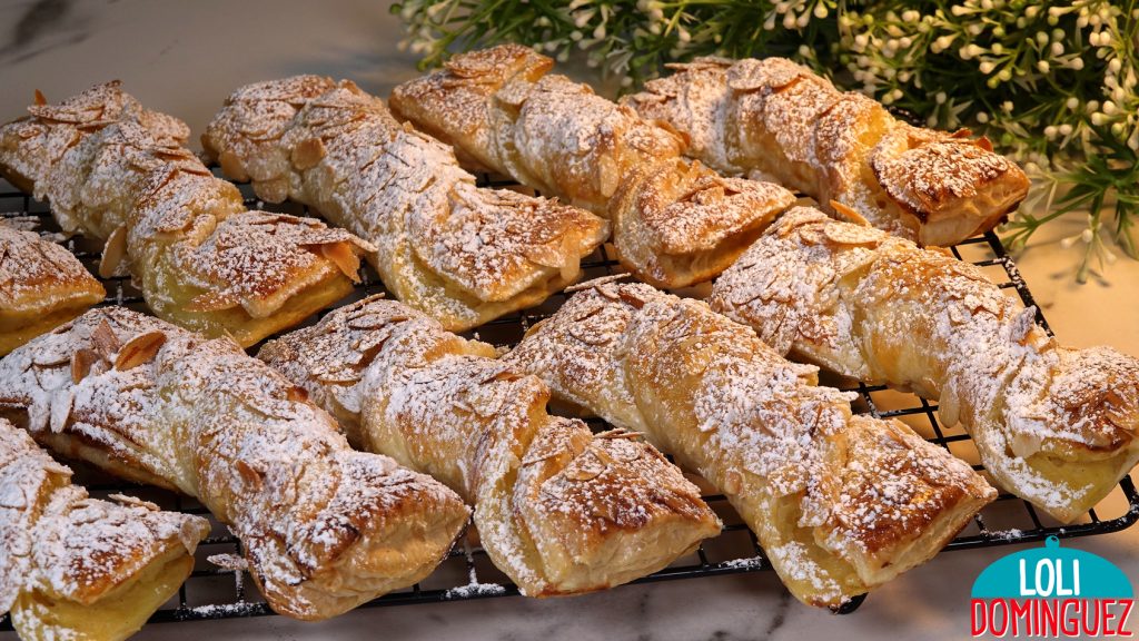 HOJALDRES DE CREMA PASTELERA. Deliciosos, crujientes por fuera y tiernos por dentro, el sabor de la crema pastelera con la masa de hojaldre hace que estos pasteles sean irresistibles