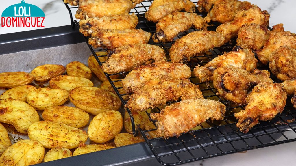 ALITAS DE POLLO CRUJIENTES CON PATATAS AL HORNO. ¿A quién no les gusta unas deliciosas, crujientes y jugosas alitas de pollo? Esta receta es genial porque además hacemos a la vez las alitas y las patatas que se complementan de maravilla