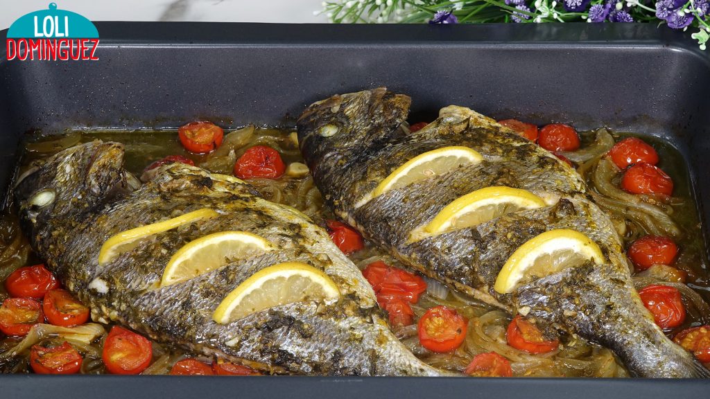 PESCADO AL HORNO CON AJO Y LIMÓN. Un plato de pescado jugoso y con un sabor delicioso, en mi caso es dorada pero se puede hacer con otro pescado de tu gusto