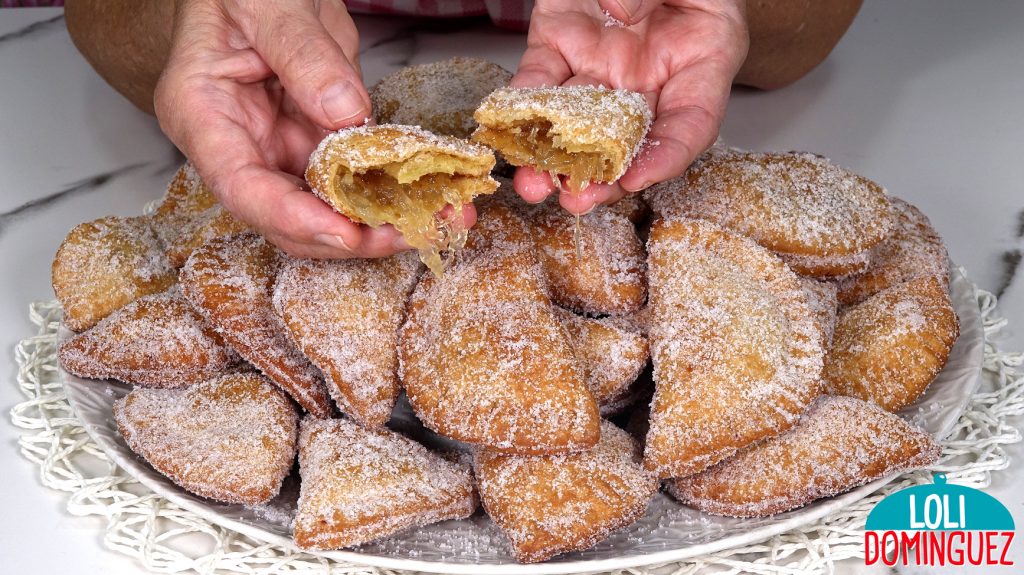 DULCES TRADICIONALES DE SEMANA SANTA (BORRACHUELOS). Unos dulces con forma de empanadillas rellenas que tradicionalmente se hacen con cabello de ángel o dulce de boniato