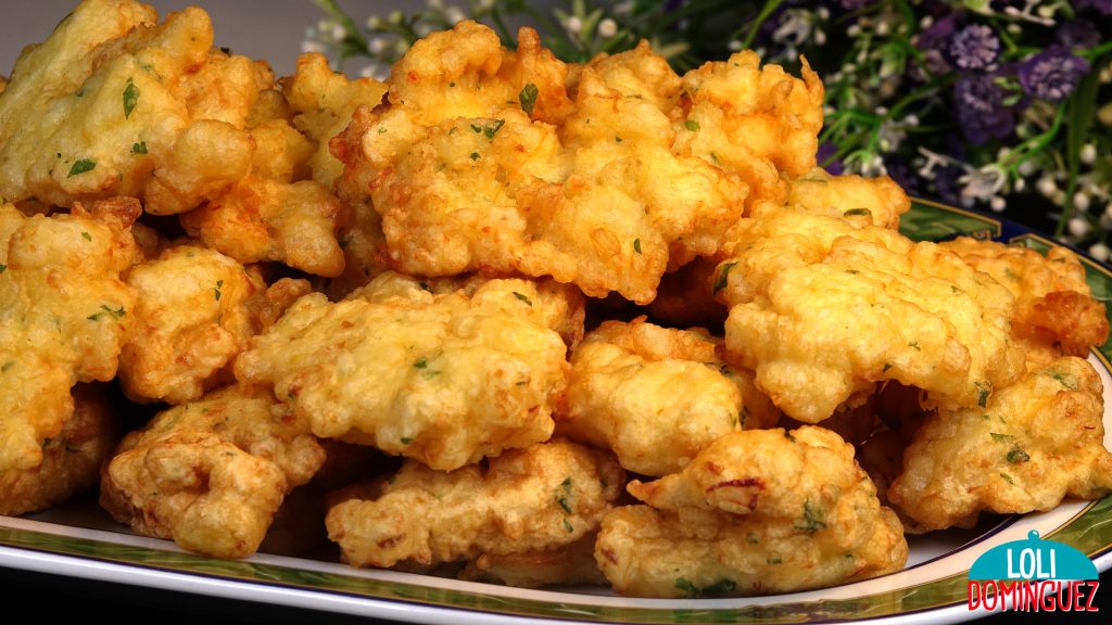TORTILLITAS DE GAMBAS Y BACALAO. Fáciles, rápidas y deliciosas tortillitas llenas de sabor, esponjosas por dentro y crujientes por fuera que son una delicia a cada bocado