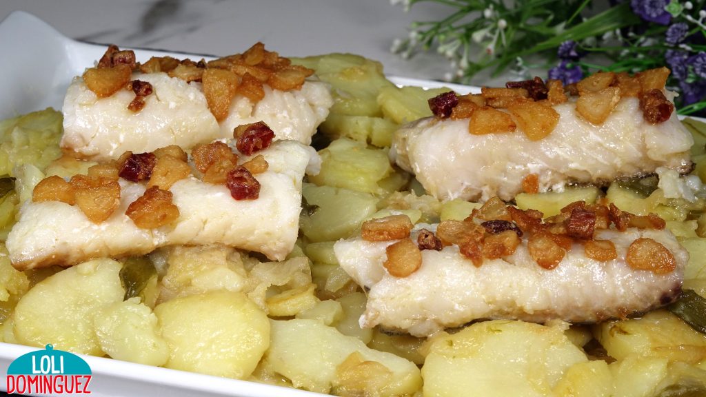 BACALAO A LA BILBAÍNA CON PATATAS PANADERAS. Delicioso, fácil y rápido plato completo compuesto de unas patatas panadera tiernas y sabrosas con el bacalao jugoso y con un toque picantito que lo hace irresistible