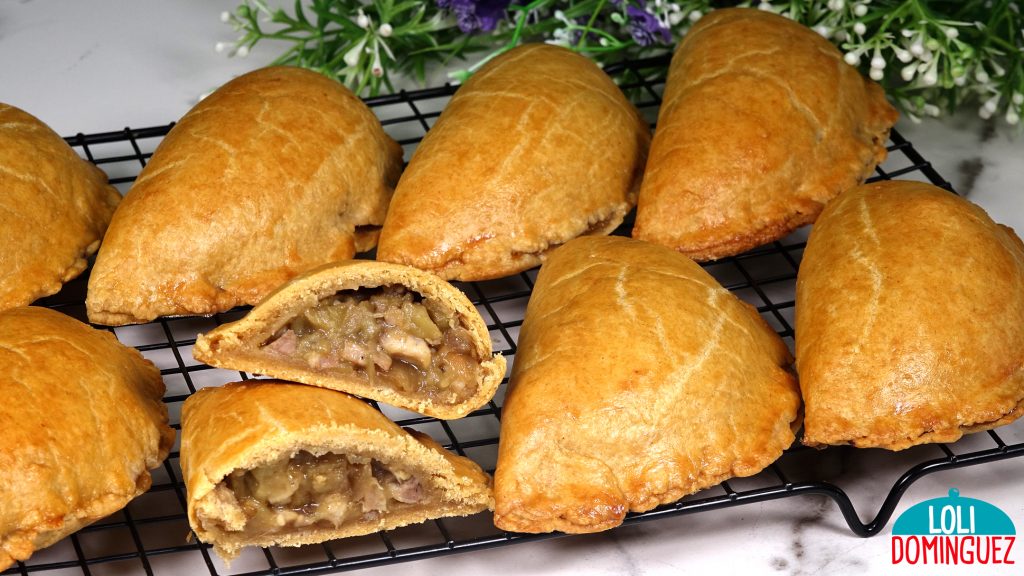 EMPANADAS DE POLLO Y BERENJENA CON MASA CASERA. Deliciosas, crujientes por fuera y tiernas y jugosas por dentro, una receta fácil ideal para tomar en cualquier momento del día