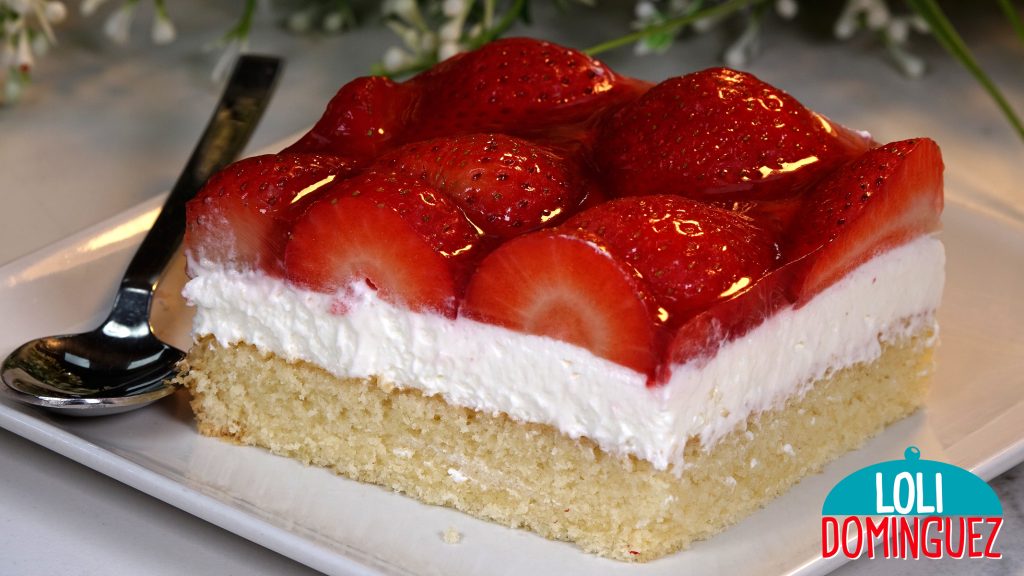 POSTRE DE BIZCOCHO Y FRESAS. Delicioso postre con el que sorprender a la familia, en casa le llamamos el postre de primavera porque ahora es cuando las fresas están más dulces y a mejor precio
