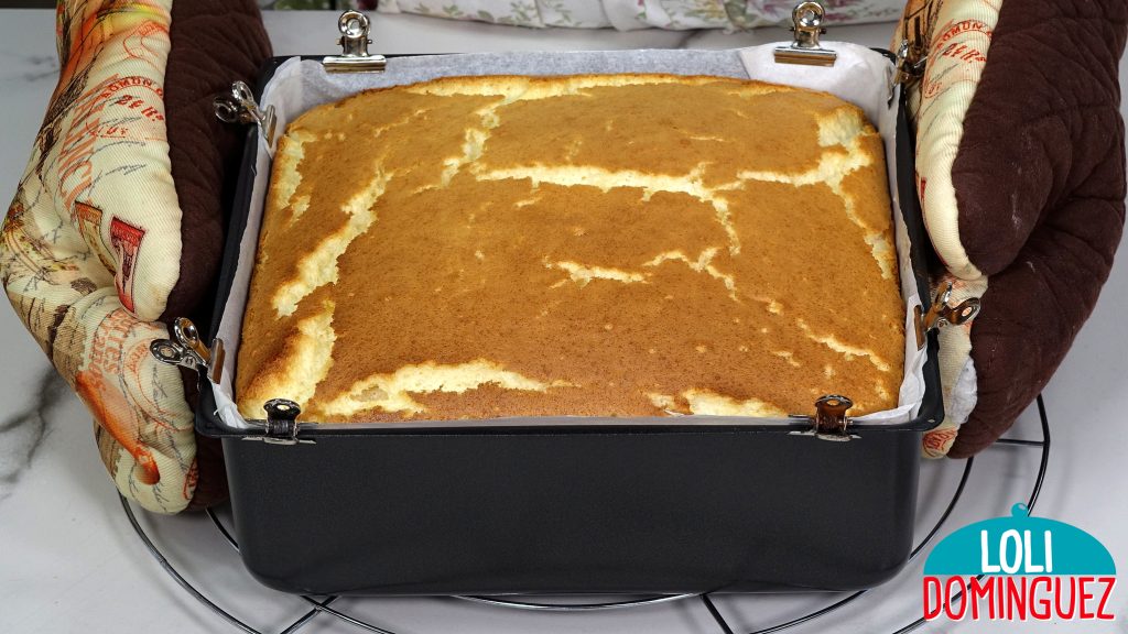 BIZCOCHO DE MAICENA Y YOGUR SIN GLUTEN. Delicioso, muy tierno y suave bizcocho con un sabor irresistible que sin duda te va a encantar, queda una miga muy esponjosa y suculenta