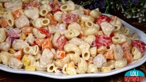 ENSALADA DE VERANO CON PASTA Y POLLO. Una receta saludable, nutritiva, fácil y deliciosa que se puede llevar a la playa, la piscina, al campo o al trabajo